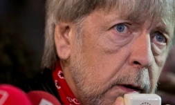 Renaud prend part à l'hommage aux victimes des attentats le 7 janvier 2016 à Paris