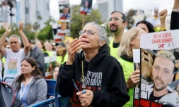 Des proches et des soutiens des quatre soldates israéliennes libérées sur la "place des Otages" à Tel-Aviv, le 25 janvier 2025