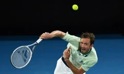 Daniil Medvedev au service face à Stefanos Tsitsipas à l'Open d'Australie à Melbourne, le 28 janvier 2022 