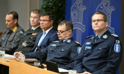 Le directeur du Bureau national d’enquête finlandais, Robin Lardot, 2e à droite er le comiisaire de la police nationale finlandaise Ilkka Koskimaki, à droite, lors d’une conférence de presse à Helsinki, le 26 décembre 2024