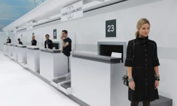 L'actrice britannique Annabelle Wallis pose avant le défilé Chanel le 5 octobre 2015 à Paris