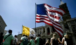 Des jeunes pèlerins agitant des drapeaux se rassemblent près de la basilique Santa Maria Maggiore alors qu'ils participent au Jubilé des Jeunes à Rome le 31 juillet 2025