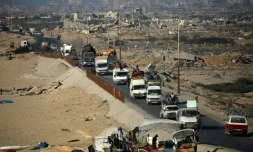 Des véhicules transportant des Palestiniens fuyant vers le sud sur la route côtière près du camp de réfugiés de Nusseirat, dans le centre de la bande de Gaza, le 5 août 2025