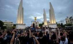 Des partisans de Move Forward font le salut à trois doigts devant le Monument de la Démocratie, lors d'un rassemblement aprÚs le rejet définitif par le Parlement de la candidature de Pita Limjaroenrat au poste de Premier ministre, le 19 juillet 2023 à Bangkok, en Thaïlande