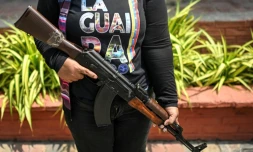 Une membre de la Milice nationale bolivarienne tient un fusil lors d'un entraînement militaire à La Guaira, au Venezuela, le 8 octobre 2025