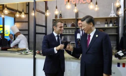 Le président français Emmanuel Macron et son homologue chinois Xi Jinping visitent le pavillon français à la Foire internationale des importations à Shanghai, le 5 novembre 2019