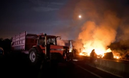 Des agriculteurs bloquent une autoroute vers Lorient, le 25 janvier 2016, pour protester contre la chute des prix de la viande
