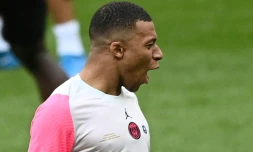 L'attaquant du Paris Saint-Germain Kylian Mbappé à l'entraßnement au Stade de France le 18 mai 2021 à la veille de la finale de Coupe de France contre son ancien club, Monaco