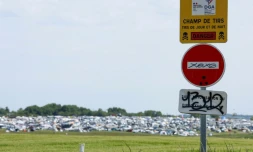 Un panneau "Champ de tirs" sur le site de la free party organisée illégalement à Cornusse, dans le Cher, le 2 mai 2026