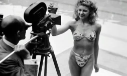 Photo prise le 05 juillet 1946 à la piscine Molitor à Paris d'une candidate à l'élection de la plus jolie baigneuse portant un bikini créé par Louis Réard