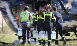 Des packs d'eau sont transportés vers un hélicoptère le 5 octobre 2020 à Breil-sur-Roya (Alpes-Maritimes) 
