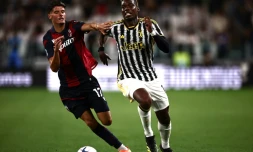 Le milieu de terrain international français de la Juventus Turin Paul Pogba (à droite) tente de déborder le joueur de Bologne Oussama El Azzouzi lors du match de Championnat d'Italie entre les deux équipes le 27 août 2023 à Turin