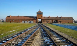 Le chemin de fer entrant dans l'ancien camp d'extermination d'Auschwitz, à Oswiecim en Pologne, le 5 décembre 2019