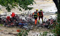 Des sauveteurs dans le camping inondé de Saint-Julien-de-Peyrolas le 9 août 2018