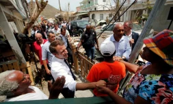 Le président français Emmanuel Macron rencontre des habitants de l'île Saint-Martin, dans les Caraïbes, le 12 septembre 2017 