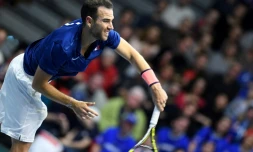 Adrian Mannarino face au Néerlandais Thiemo de Bakker, lors du premier simple de Coupe Davis entre la France et les Pays-Bas, le 2 février 2018 à Albertville