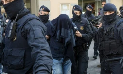 Photo archives de la police espagnole procédant à l'arrestation de jihadistes présumés à Barcelone, le 25 avril 2017.
