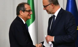 Le ministre italien de l'Economie et des Finances Giovanni Tria (g) et le commissaire aux Affaires européennes, Pierre Moscovici, le 18 octobre 2018 à Rome