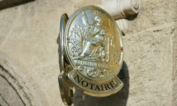 Une enseigne de notaire sur une façade, en 2019                          