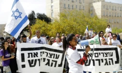 Des migrants africains et des Israéliens manifestent devant les bureaux du Premier ministre Benjamin Netanyahu à Jérusalem, contre la volonté affichée du gouvernement d'expulser des milliers de migrants, le 3 avril 2018