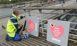 Installation d'affiches pour dissuader les touristes d'accrocher des "cadenas d'amour", le 4 août 2016 sur le Pont Neuf à Paris