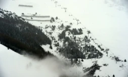 Vue aérienne des Deux Alpes au lendemain d'une avalanche le 13 janvier 2016
