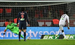 L'attaquant de l'EA Guingamp Marcus Thuram marque un pénalty face au Paris Saint-Germain en quarts de finale de Coupe de la Ligue au Parc des Princes à Paris le 9 janvier 2018