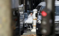 Un corps emmené sur une civière devant le Bataclan le 14 novembre 2015 après les attaques terroristes commises à Paris