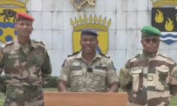 Image tirée d'une vidéo obtenue par l'AFTPV auprÚs de Gabon 24, le 2 septembre 2023, montrant le colonel Ulrich Manfoumbi Manfoumbi (c), porte-parole du Comité pour la transition et la restauration des institutions (CTRI), lors d'une déclaration à la télévision