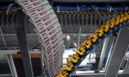 Des éditions du quotidien régional Ouest-France sortant de l'impression, le 24 novembre 2017 à Rennes