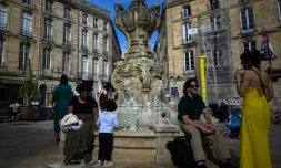 Une fontaine à Bordeaux, le 5 avril 2024, ou des températures élevées pour début avril se font sentir