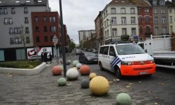 Un véhicule de police dans le quartier de Molenbeek, le 15 novembre 2015 à Bruxelles, où plusieurs personnes ont été arrêtées en lien avec les attentats de Paris
