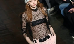Un mannequin porte une création du styliste Alexander Wang durant la Fashion Week à New York, le 13 février 2016
