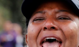 Une femme pleure lors d'une manifestation à Quito, le 23 décembre 2024, contre la disparition de quatre jeunes lors d'une opération militaire.