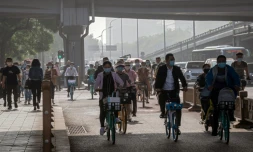 Des Chinois se rendent au travail, le 22 mai 2020 à Pékin