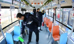 Désinfection d'un bus à Qingdao, le 5 février 2020 dans l'est de la Chine