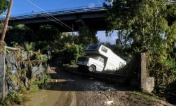 Un vĂ©hicule a versĂ© sur le bord de la route prĂšs de l'endroit oĂč neuf personnes de la mĂȘme famille ont pĂ©ri dans une maison envahie par les eaux. Casteldaccia, prĂšs de Palerme, le 4 novembre 2018.