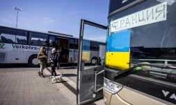 Un drapeau ukrainien et un panneau "France" sur un bus pour les réfugiés d'Ukraine, à Przemysl, dans le sud-est de la Pologne, le 20 mars 2022