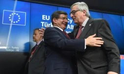 Le Premier ministre turque Ahmet Davutoglu (g), salue le président de la Commission européenne Jean-Claude Juncker, lors d'une conférence de presse à la fin d'un sommet entre l'Union européenne et la Turquie, à Bruxelles, le 29 novembre 2015