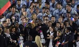 Teddy Riner (C) avec la délégation française, pendant la cérémonie de clôture des Jeux Olympiques, le 21 août 2016, au stade Maracana de de Rio de Janeiro