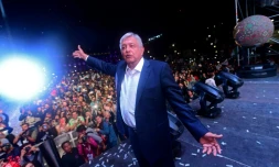 Le nouveau président mexicain élu Andres Manuel Lopez Obrador salue ses partisans après sa victoire à l'élection présidentielle, le 1er juillet 2018 à Mexico