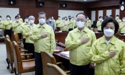 Le président sud-coréen Moon Jae-in (3e en partant de la droite) et ses ministres affublés de masques pour une réunion de crise à Séoul, le 3 mars 2020