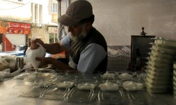 Un syrien prépare un plat au "Sultan Deraya", restaurant de la ville rebelle d'Idleb, en Syrie, le 1er juillet 2017