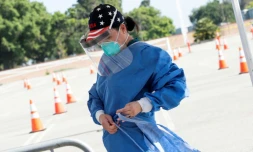 Une infirmiÚre sur un site de dépistage du nouveau coronavirus à Inglewood en Californie le 27 avril 2020