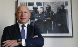 Jean-Louis Fiamenghi devant une photographie du Raid le 17 février 2016 à Paris
