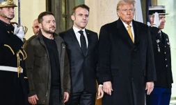 Volodymyr Zelensky , Emmanuel Macron, et Donald Trump, le 7 décembre au palais de l'Elysée lors d'une rencontre préalable à la cérémonie de réouverture de Notre-Dame 