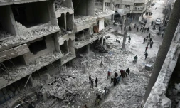 Des civils face aux dégâts causés par des raids aériens de l'aviation syrienne et de son allié russe à Hamouria, dans la Ghouta orientale, enclave rebelle à l'est de Damas, le 6 janvier 2018