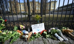 Des bouquets de fleurs devant le lycée Malmö Latin, à Malmoe en SuÚde le 22 mars 2022
