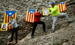Chaîne humaine en Catalogne pour porter symboliquement des photos des indépendantistes catalans emprisonnés ou exilés jusqu'à un sommet montagneux, le 28 avril 2018