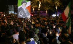 Un portrait du guide suprême iranien Ali Khamenei, tué au premier jour de la guerre, est brandi au cours des funérailles de membres d'une milice irakienne pro-Téhéran à Bagdad, le 17 mars 2026